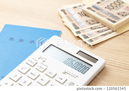 顯示 1,060,000 的計算器和退休金筆記本 120561545