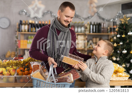Son and dad choose sweets Son and dad choose sweets 120561813