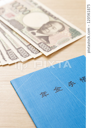 退休金筆記本和桌上的錢 退休金筆記本和桌上的錢 120561875