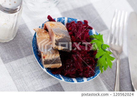 Slightly salted herring slices with grated beets and greens Slightly salted herring slices with grated beets and greens 120562024