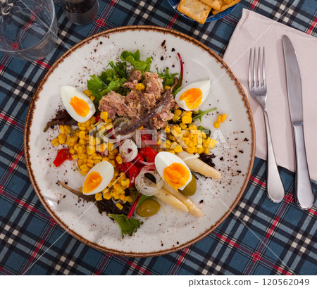 Catalan food. Xatonada, typical salad from Spanish region of Catalonia 120562049