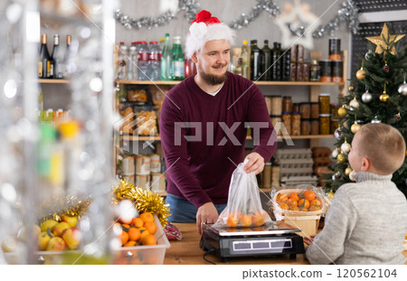 Seller weighs the tangerines Seller weighs the tangerines 120562104