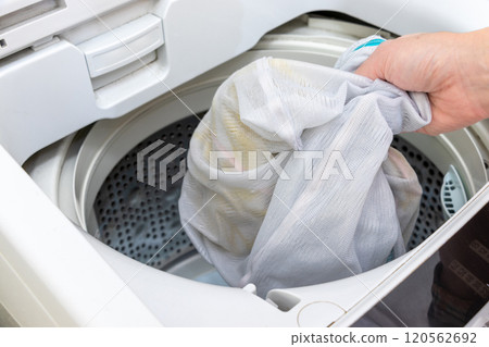 Remove the laundry from the washing machine 120562692