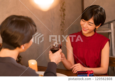 夫婦在餐廳敬酒 夫婦在餐廳敬酒 120562808
