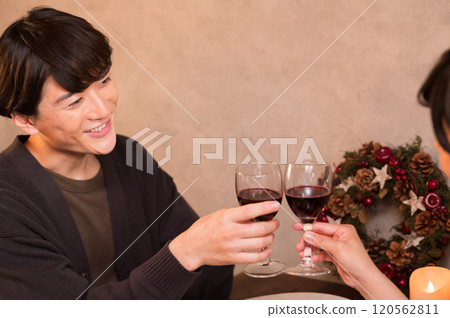 夫婦在餐廳敬酒 120562811