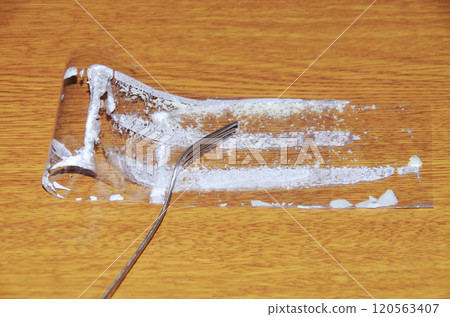 從脆餅上取下的薄膜，折疊後用叉子按壓，內側附著有白色奶油的狀態。 120563407