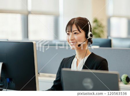 在呼叫中心工作的美麗女接線生 在呼叫中心工作的美麗女接線生 120563536