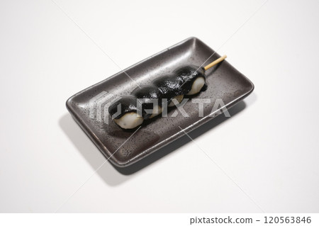 黑芝麻串子放在盤子裡 120563846