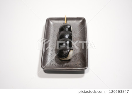 黑芝麻串子放在盤子裡 120563847