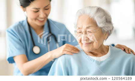 微笑的護士為坐在輪椅上的老年婦女提供情感支持 120564189