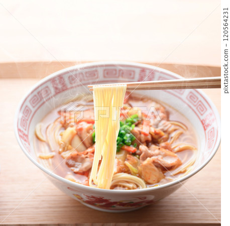 又好吃又辣！豬肉泡菜拉麵 120564231