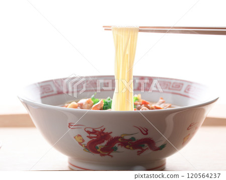 Delicious and spicy! Pork and kimchi ramen 120564237