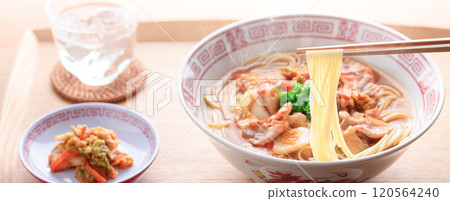 又好吃又辣！豬肉泡菜拉麵 120564240