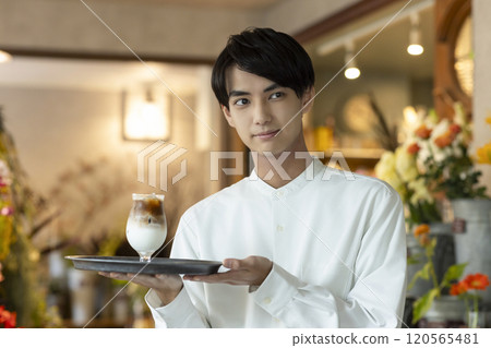 做兼職的清爽男人 120565481
