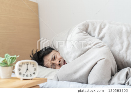 在床上睡覺的男人。 120565503