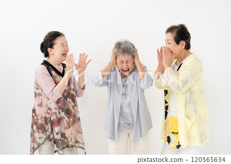 高級女性，聲音大，聽力損失 120565634