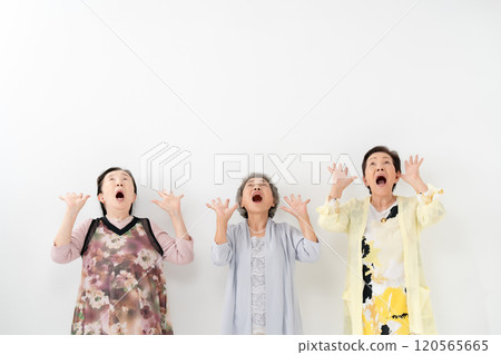 Senior woman surprised 120565665