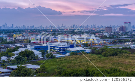 泰國，BTS 白令站 - 曼谷市中心摩天大樓夜景 / 曼谷，泰國 120566172