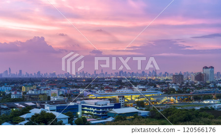 泰國，BTS 白令站 - 曼谷市中心摩天大樓夜景 / 曼谷，泰國 120566176