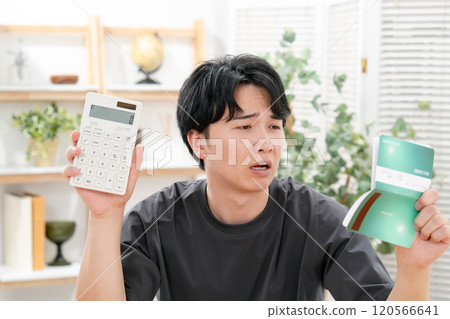 一個男人擔心他的銀行存摺 120566641