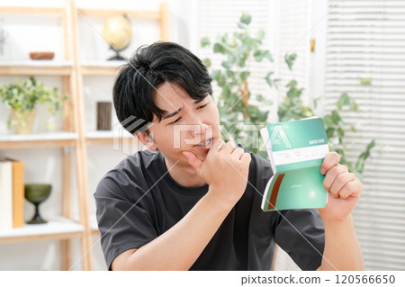 一個男人擔心他的銀行存摺 120566650