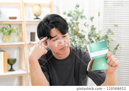 一個男人擔心他的銀行存摺 120566652