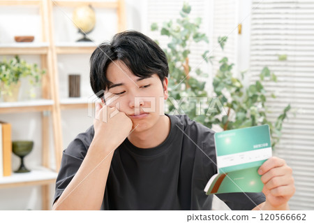 一個男人擔心他的銀行存摺 120566662