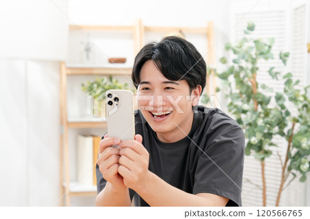 一個男人嘲笑智能手機 120566765