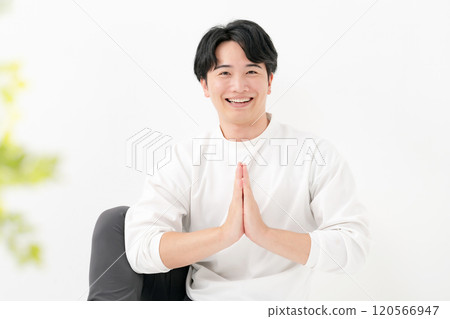 一個男人在伸展身體 120566947