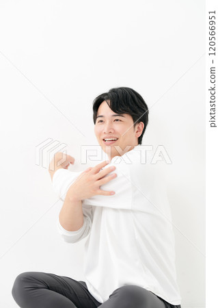 一個男人在伸展身體 120566951