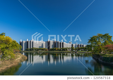 Ota River and high-rise apartments under the clear blue sky 120567318
