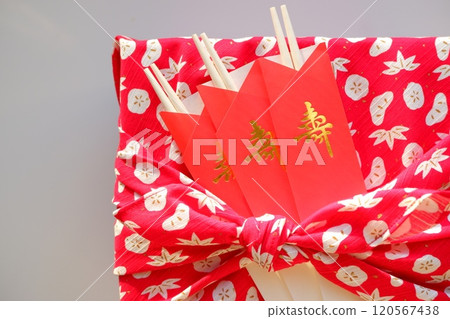 慶祝餐時的筷子和包袱皮 120567438