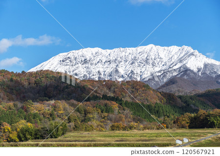 鍵掛嶺附近奧台山的秋景 120567921