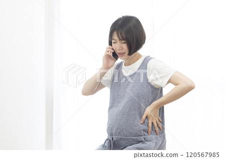 Image of a pregnant woman having a phone consultation (stock photo) 120567985