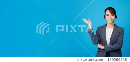 一名20多歲的女接線生正伸出手為人引導。 一名20多歲的女接線生正伸出手為人引導。 120569238