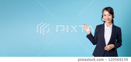 一名20多歲的女接線生正伸出手為人引導。 120569239