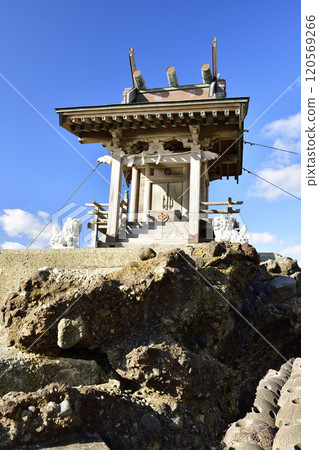 Photographing the Yakumo Shrine in Kumaishi, Yakumo-cho, Hokkaido in late autumn Photographing the Yakumo Shrine in Kumaishi, Yakumo-cho, Hokkaido in late autumn 120569266