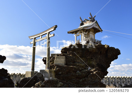 Photographing the Yakumo Shrine in Kumaishi, Yakumo-cho, Hokkaido in late autumn Photographing the Yakumo Shrine in Kumaishi, Yakumo-cho, Hokkaido in late autumn 120569270