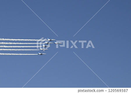 藍色的衝動在藍天中飛翔 120569387