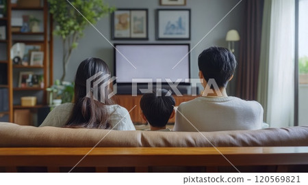一個家庭在客廳裡看電視 一個家庭在客廳裡看電視 120569821