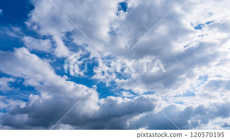 Many white clouds flowing in two layers in the blue autumn sky 120570195