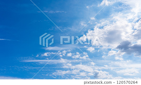 許多白雲在秋天的藍天上兩層流動 許多白雲在秋天的藍天上兩層流動 120570264
