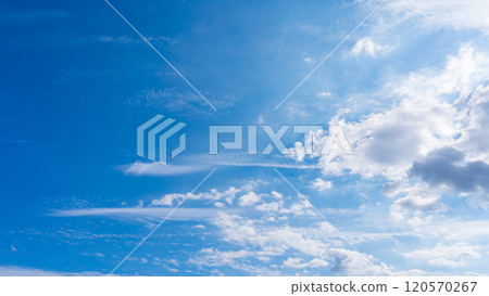 許多白雲在秋天的藍天上兩層流動 許多白雲在秋天的藍天上兩層流動 120570267