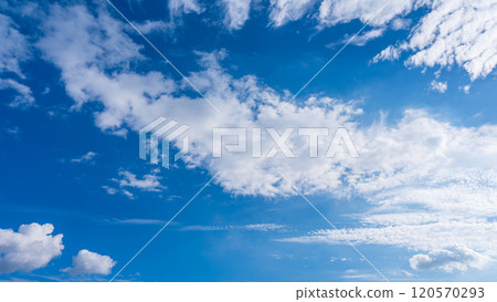 許多白雲在秋天的藍天上兩層流動 120570293