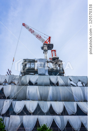 高樓施工現場，固化板綁在一起 120570338