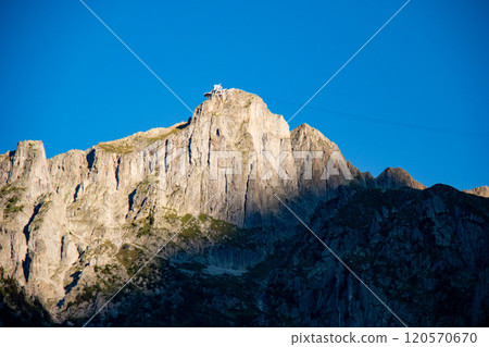 從法國夏蒙尼霞慕尼仰望 Le Brevin 120570670