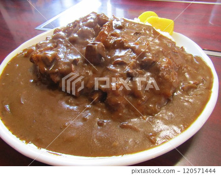 The signature dish of the popular local restaurant "Oshokudokoro Ton" in Ushibuka-cho, Amakusa City, Kumamoto Prefecture, is the hearty, large-sized cutlet curry. 120571444
