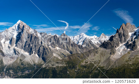 法國夏蒙尼，從 Le Plevin 觀景台俯瞰 Aiguille 地帶和 Drieux 峰 120571620