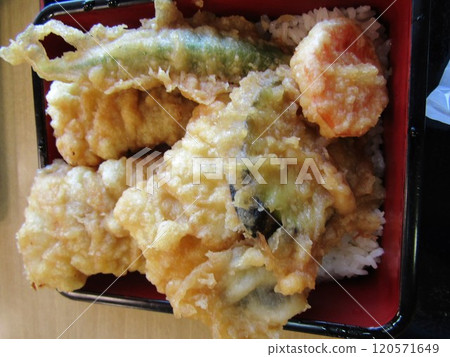 熊本縣上天草市大矢野町的「道之站上天草三八」餐廳供應時令海鰻天婦羅套餐。 熊本縣上天草市大矢野町的「道之站上天草三八」餐廳供應時令海鰻天婦羅套餐。 120571649