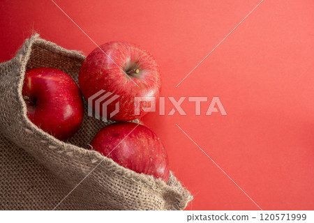 Delicious apples on a red background Delicious apples on a red background 120571999
